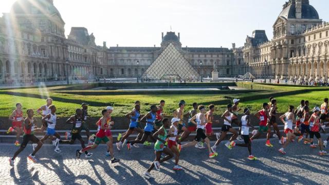 Imagen de la prueba masculina de maratón de los pasados Juegos Olímpicos de París a su paso por el Museo del Louvre.