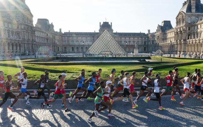 Imagen de la prueba masculina de maratón de los pasados Juegos Olímpicos de París a su paso por el Museo del Louvre.