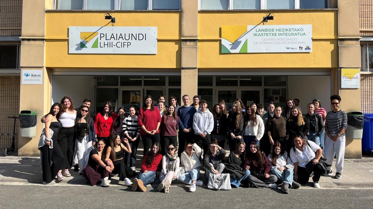 Parte del alumnado del Instituto Plaiaundi que ha participado en el proyecto, junto a Josu Iguiñiz e Itziar Sistiaga.