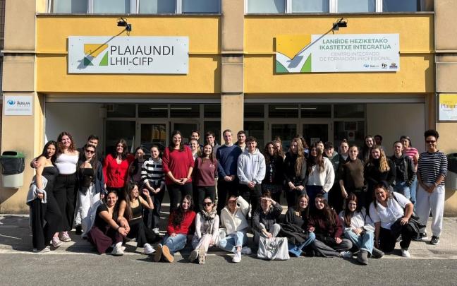 Parte del alumnado del Instituto Plaiaundi que ha participado en el proyecto, junto a Josu Iguiñiz e Itziar Sistiaga. / N.G. Parte del alumnado del Instituto Plaiaundi que ha participado en el proyecto, junto a Josu Iguiñiz e Itziar Sistiaga.