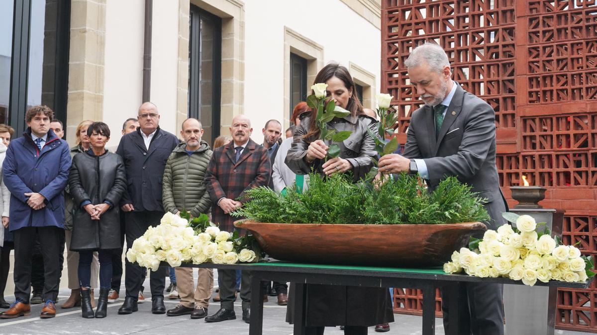 La presidenta del Parlamento Vasco, Bakartxo Tejeria y el lehendakari Iñigo Urkullu, en la ofrenda floral del Día de la Memoria del año pasado.