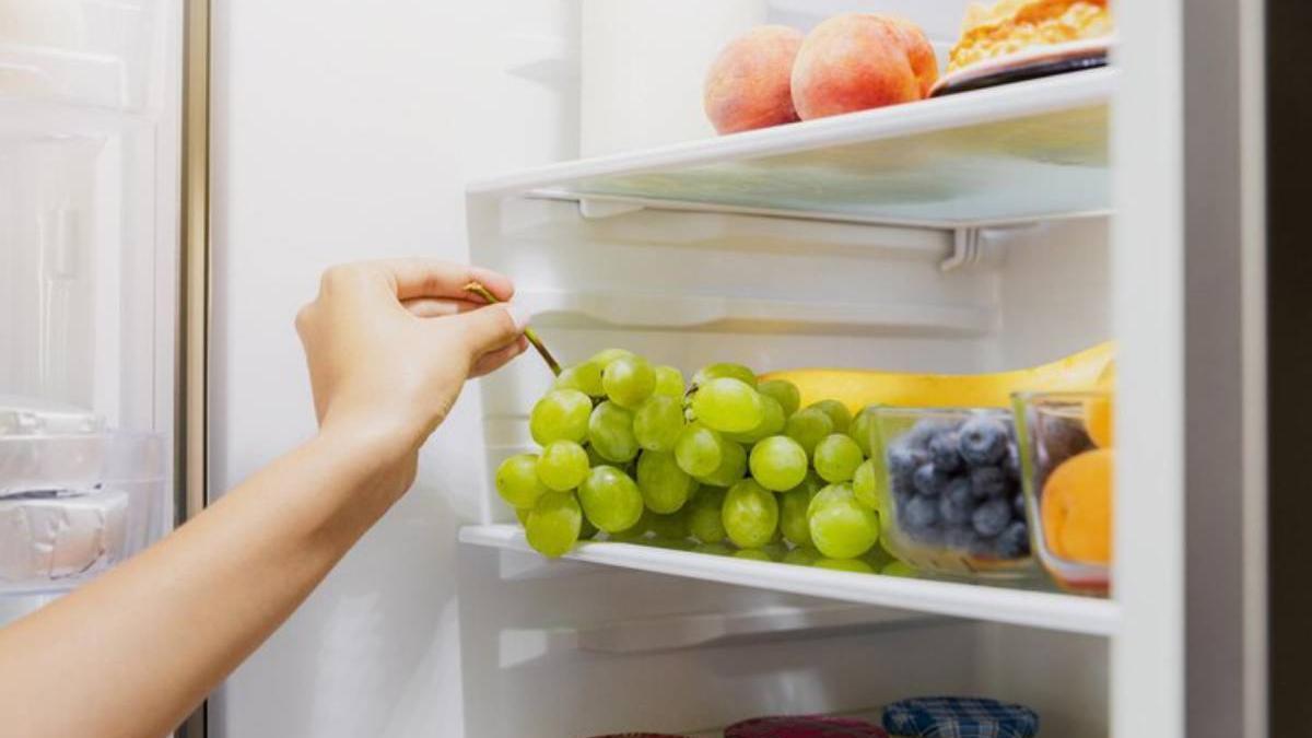 Frutas y verduras frescas en la nevera.