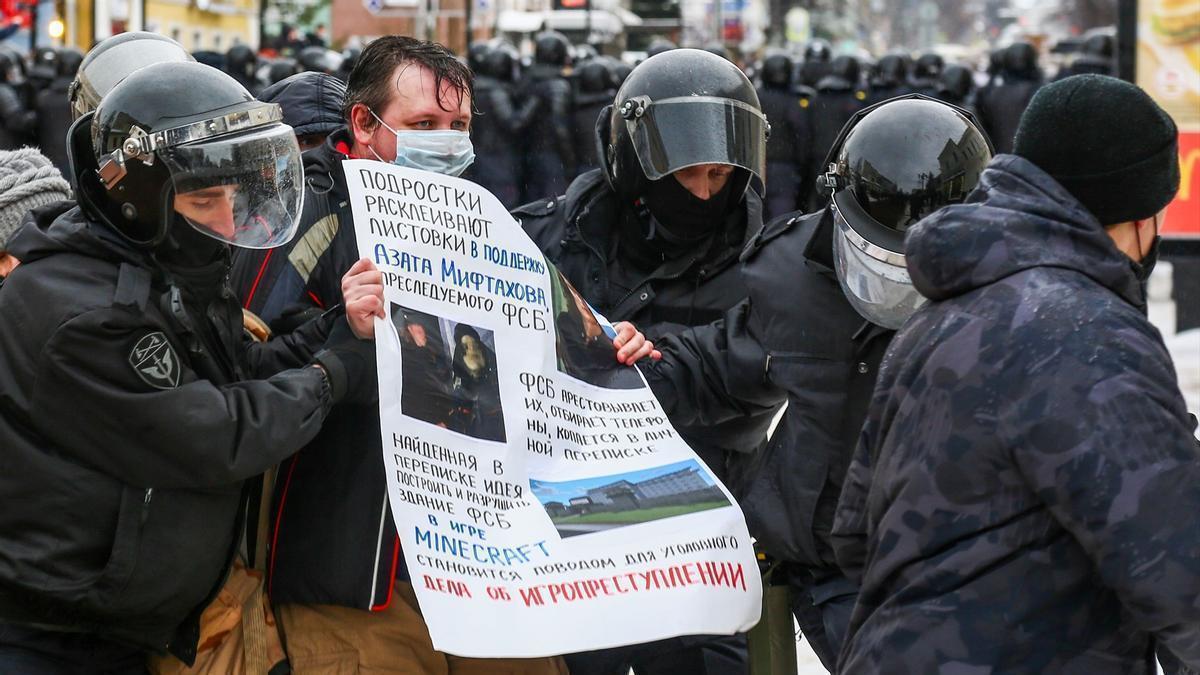 Imagen de archivo de la detención de un manifestante durante una protesta a favor de Navalni.