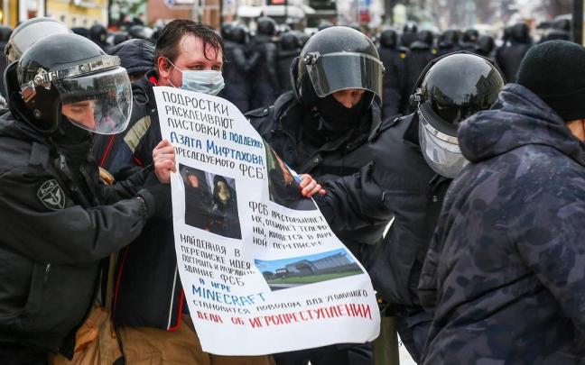 Imagen de archivo de la detención de un manifestante durante una protesta a favor de Navalni.