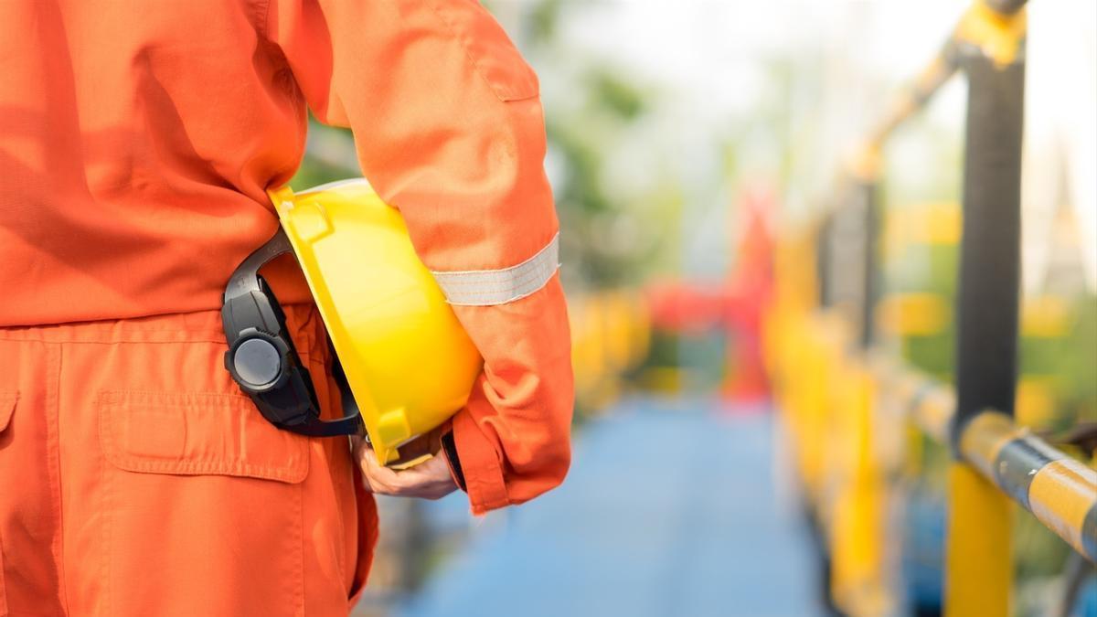 Trabajador con casco.