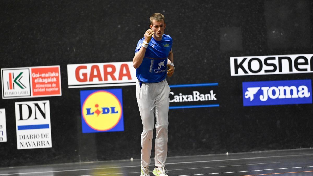 Jon Mariezkurrena ejecuta un saque.