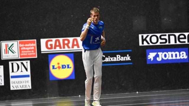 Jon Mariezkurrena ejecuta un saque.