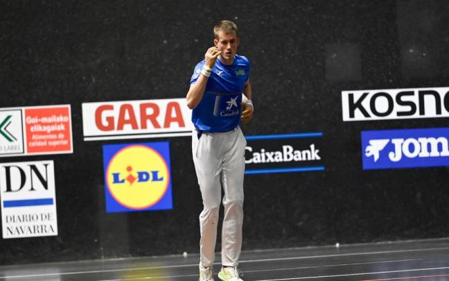 Jon Mariezkurrena ejecuta un saque.