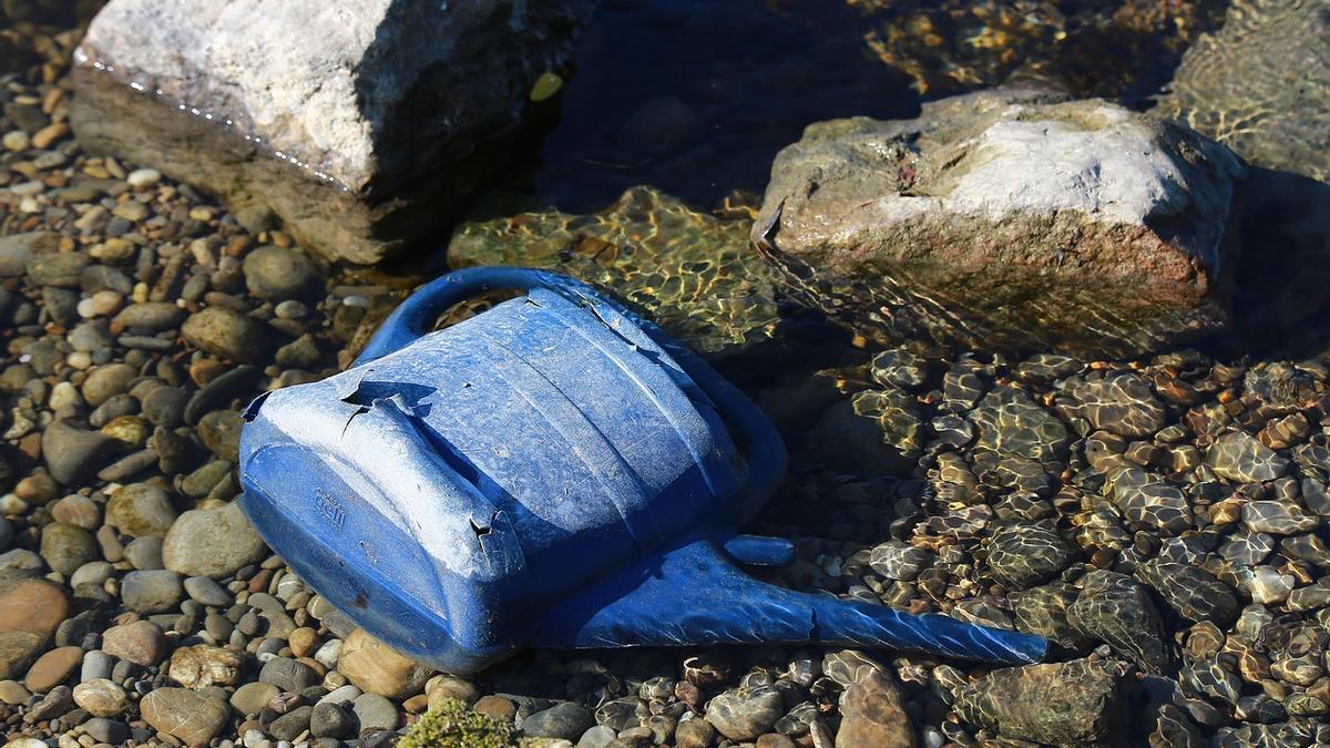 Basura en un río.