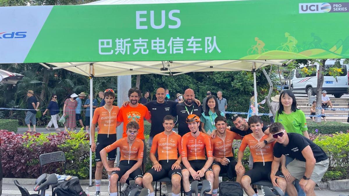 Nicolas Alustiza, con sus compañeros de equipo, en China.