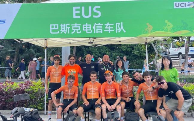 Nicolas Alustiza, con sus compañeros de equipo, en China. / Euskaltel-Euskadi Nicolas Alustiza, con sus compañeros de equipo, en China.