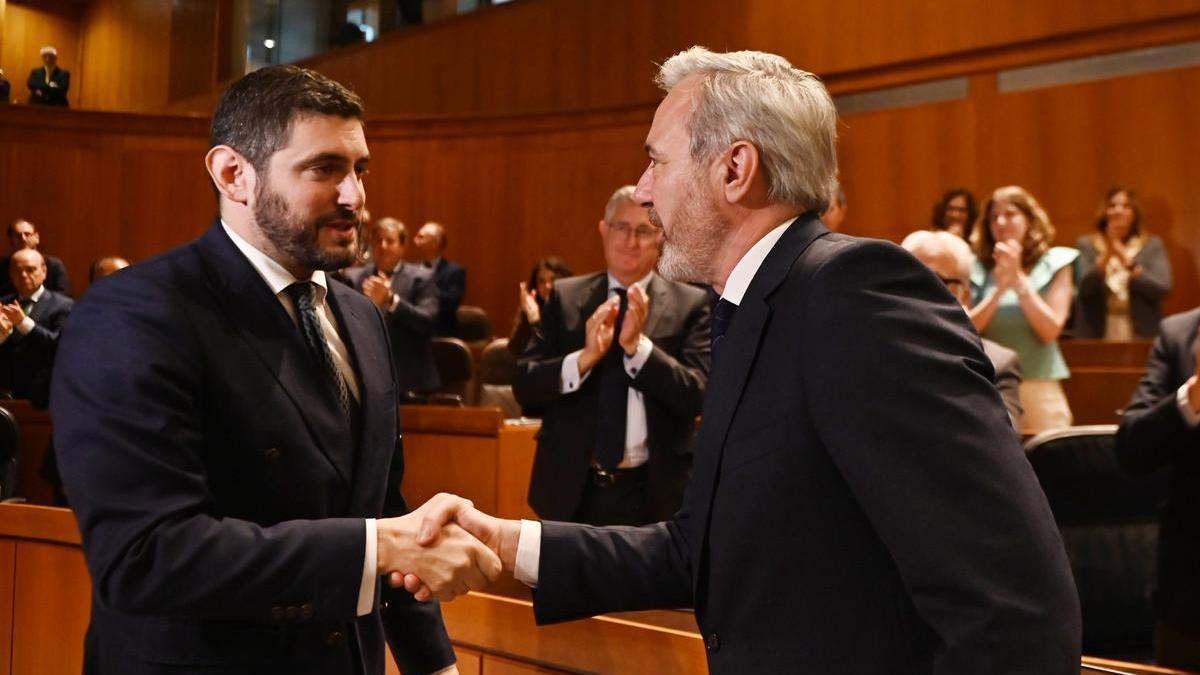 Alejandro Nolasco (Vox) saluda a Jorge Azcón en la investidura de este como presidente de Aragón.