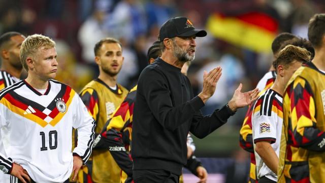 Jürgen Klopp trata de animar a sus jugadores tras la derrota ante Grecia.