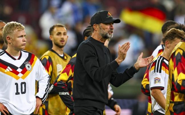 Jürgen Klopp trata de animar a sus jugadores tras la derrota ante Grecia.