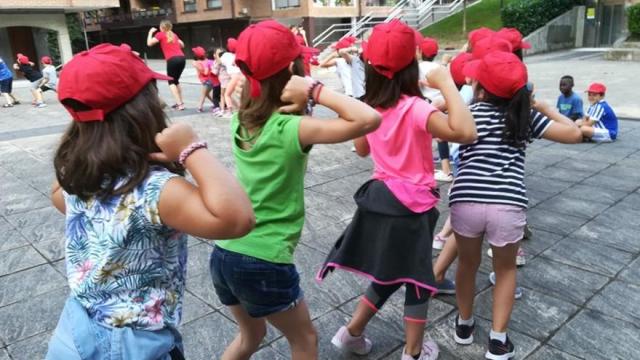 Los udalekus cogen el relevo de los pupitres cada verano para llenar de diversión las jornadas veraniegas entre finales de junio y julio.