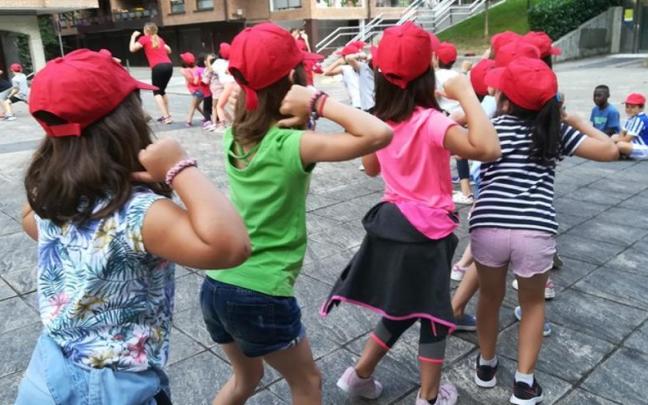 Los udalekus cogen el relevo de los pupitres cada verano para llenar de diversión las jornadas veraniegas entre finales de junio y julio.