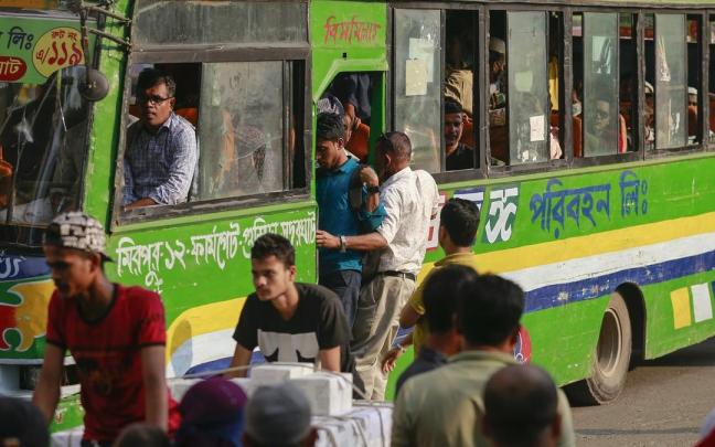 Fotografía de archivo de un autobús en Bangladesh.