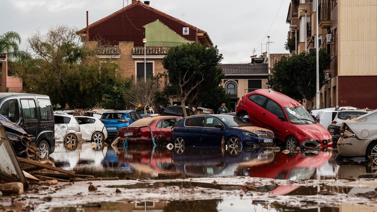 Coches amontonados por la DANA, a 3 de noviembre de 2024, en Paiporta, Valencia.