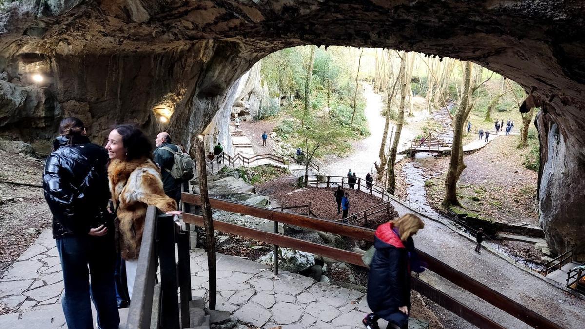 Turistas visitando la cueva de Zugarramurdi.