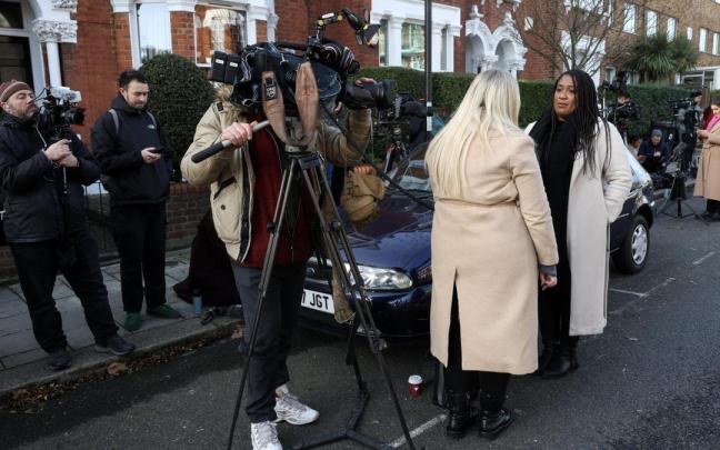 Un hombre arroja una sustancia corrosiva contra una madre y sus dos hijas en Londres. / EFE Un hombre arroja una sustancia corrosiva contra una madre y sus dos hijas en Londres.