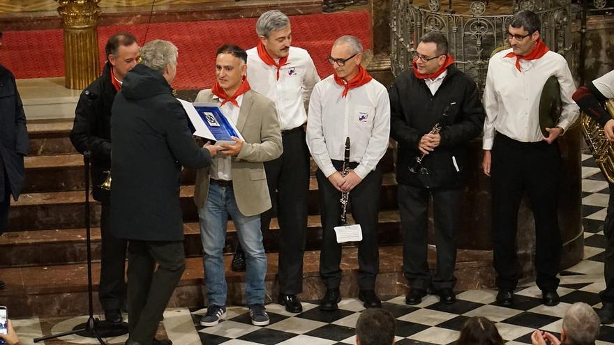 Hernández, recibe la placa por el centenario de la banda de Antxo