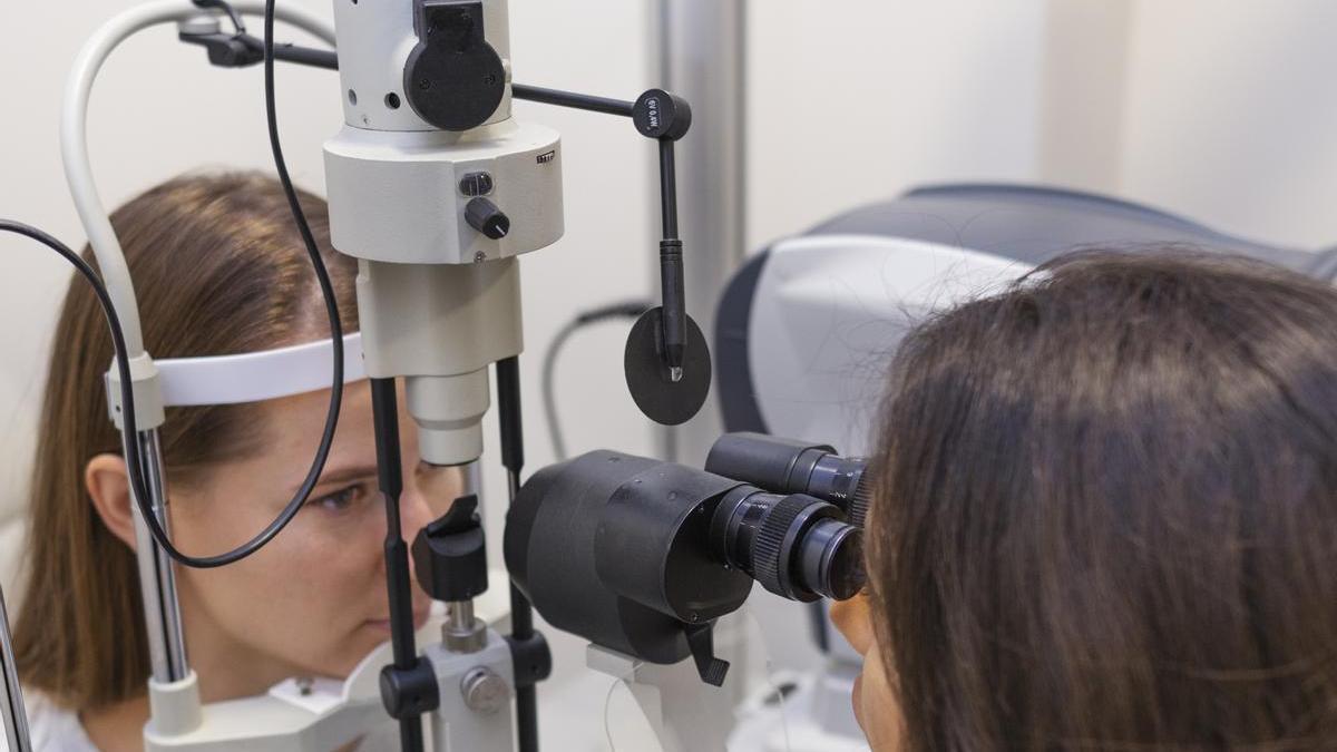 Una doctora estudia la visión de una joven.