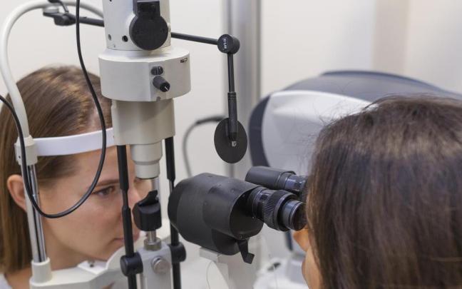 Una doctora estudia la visión de una joven.