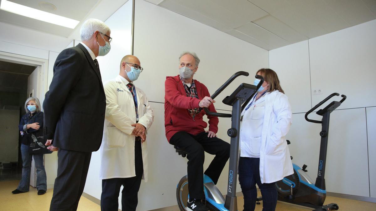 El paciente que ha recibido el primer trasplante pulmonar completamente robótico del mundo subido una bicicleta estática en el Hospital Vall d’Hebron.