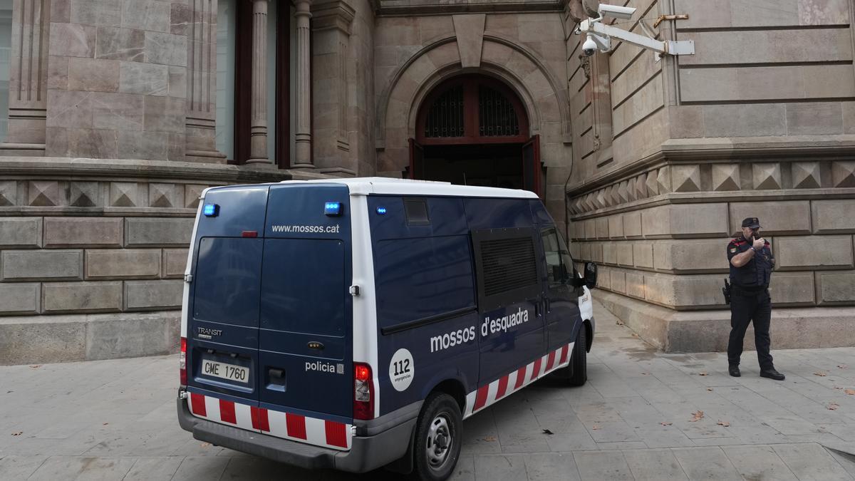 Llegada a los juzgados este jueves de Dani Alves, en un furgón de los Mossos. Llegada a los juzgados este jueves de Dani Alves, en un furgón de los Mossos.