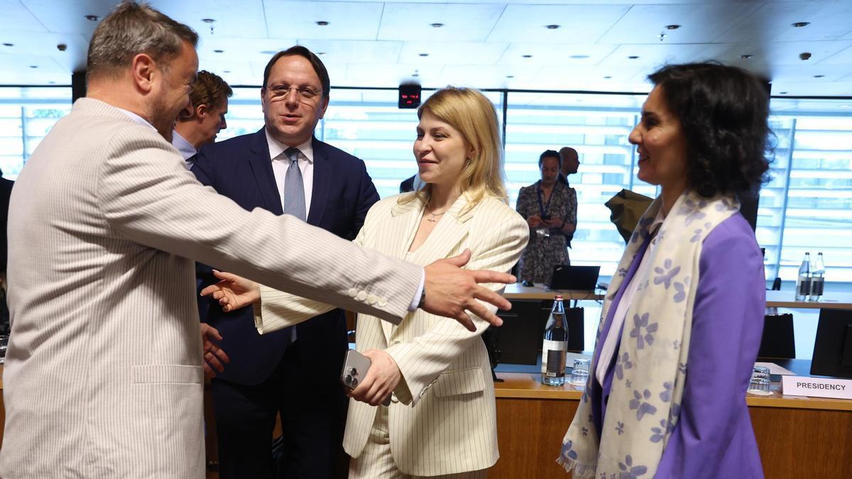 La viceprimera ministra ucraniana, Olha Stefanishyna (c), es recibida en la primera conferencia de adhesión de Ucrania.