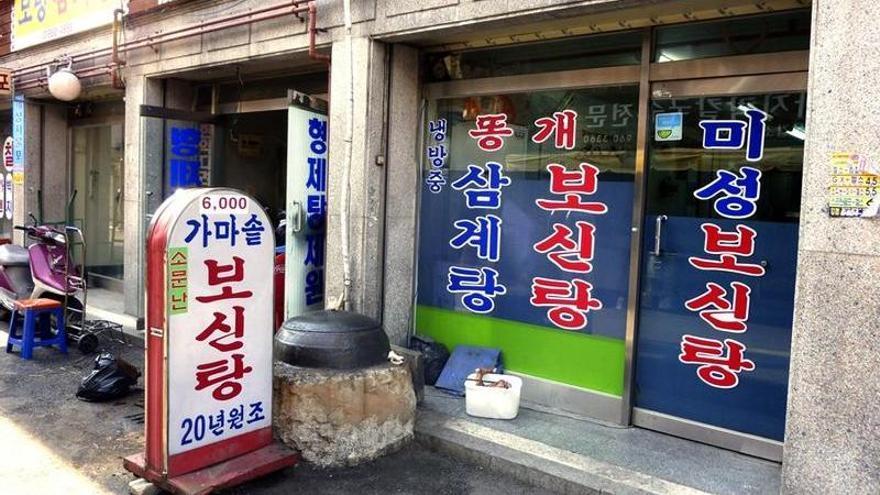 Imagen de archivo de un restaurante en Seúl con platos de carne de perro en su carta.