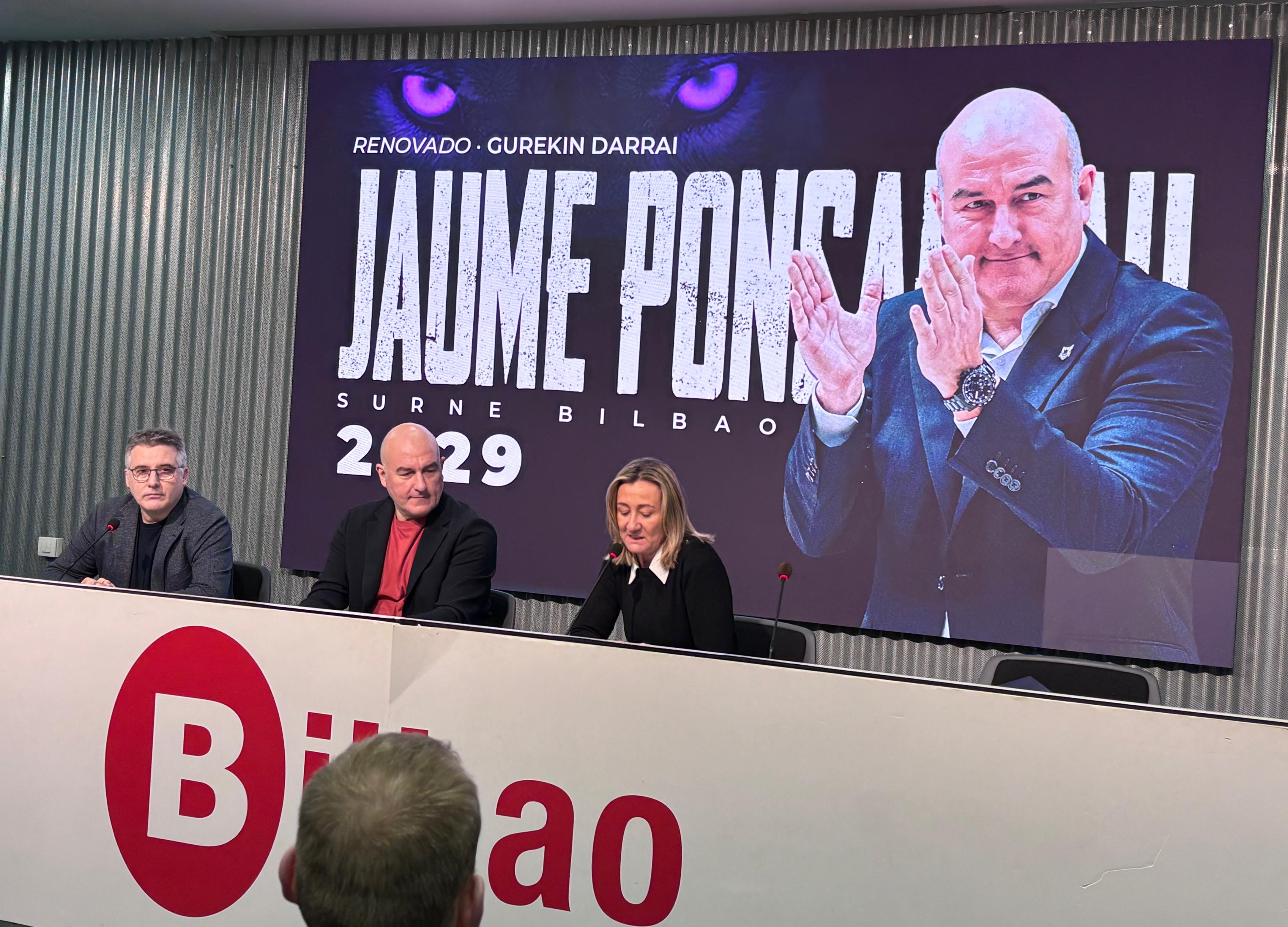 Jaume Ponsarnau, flanqueado ayer por Rafa Pueyo e Isabel Iturbe en el anuncio de su renovación