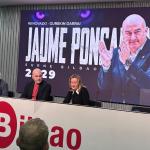 Jaume Ponsarnau, flanqueado ayer por Rafa Pueyo e Isabel Iturbe en el anuncio de su renovación