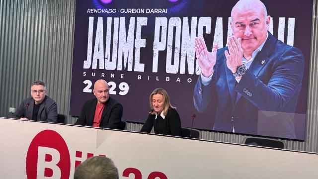 Jaume Ponsarnau, flanqueado ayer por Rafa Pueyo e Isabel Iturbe en el anuncio de su renovación