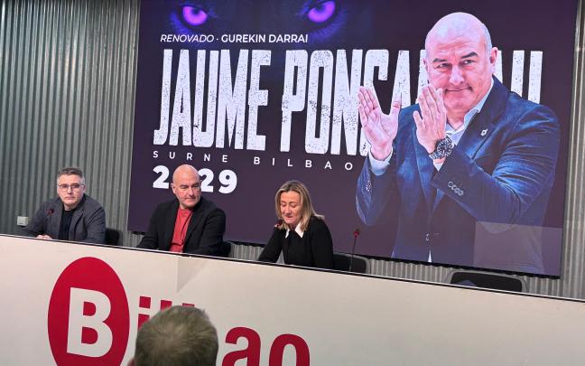 Jaume Ponsarnau, flanqueado ayer por Rafa Pueyo e Isabel Iturbe en el anuncio de su renovación