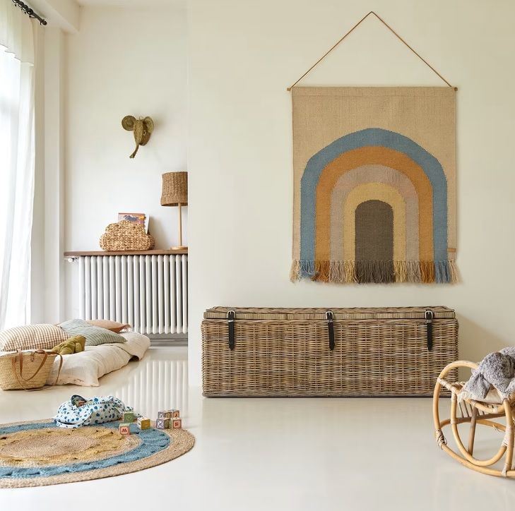 Un baúl de ratán comparte espacio con otros elementos decorativos naturales.