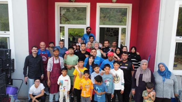 Rikardo Babarro, goialdean erdian kamiseta gorriarekin, Lesbosen, boluntarioekin eta kanpamentuko jendearekin.