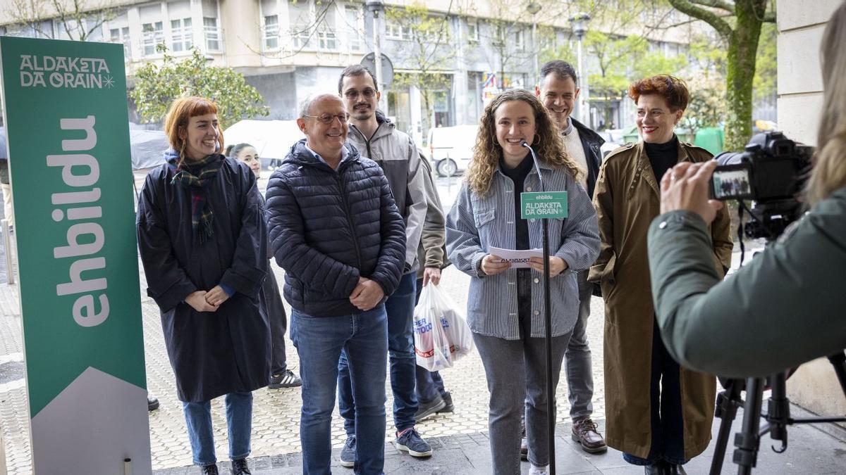 Candidatos de EH Bildu presentaron ayer en Donostia sus propuestas sobre vivienda.