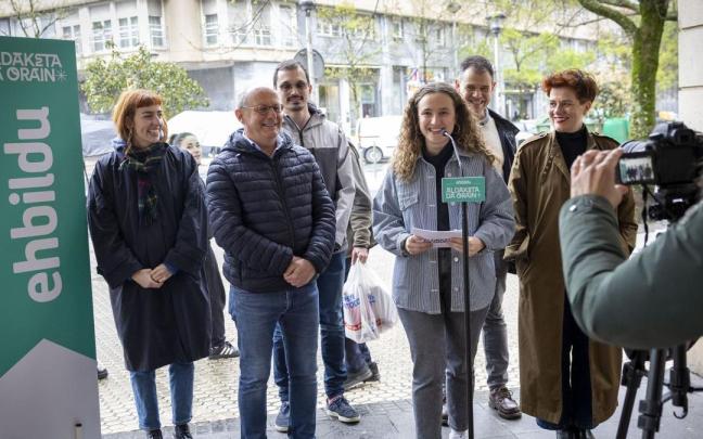 Candidatos de EH Bildu presentaron ayer en Donostia sus propuestas sobre vivienda.