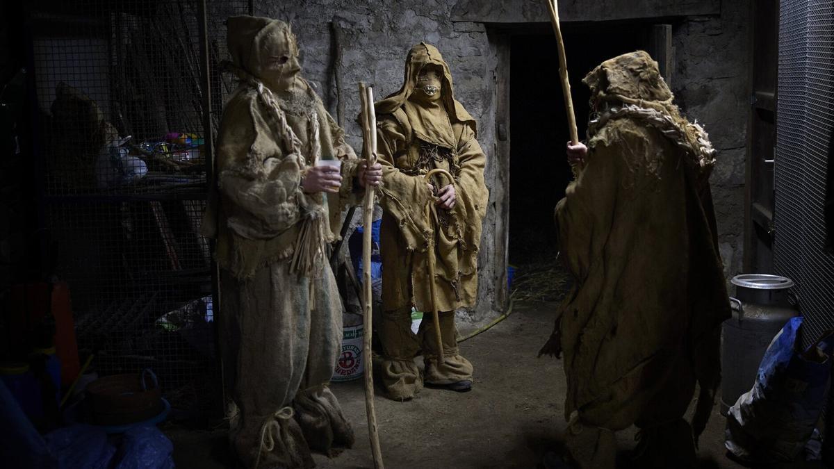 Los vecinos se reúnen y preparan en la posada de Lantz.