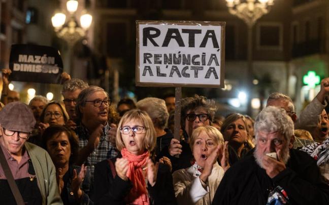 Una concentración ciudadana en València celebra la marcha de Mazón