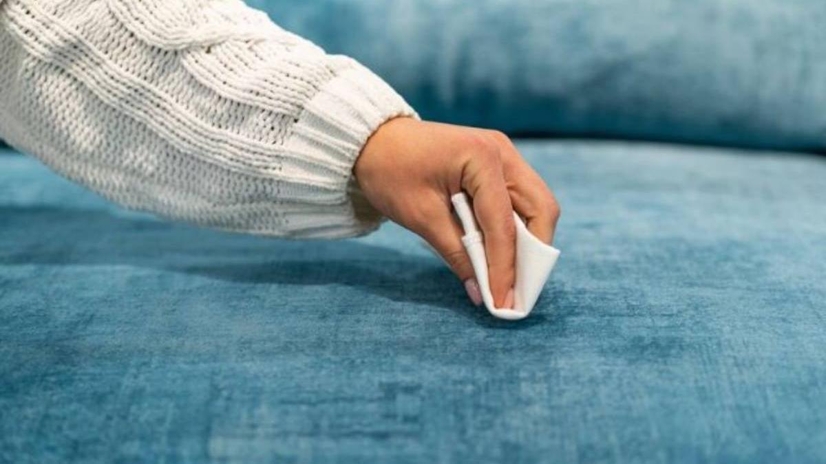 La laca también es útil en tapicerías de poliéster o microfibra, así como en superficies no porosas como plásticos, vidrio, cerámica o metal.