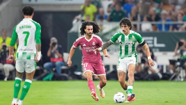 Héctor Bellerín conduce el balón ante Marc Cucurella.