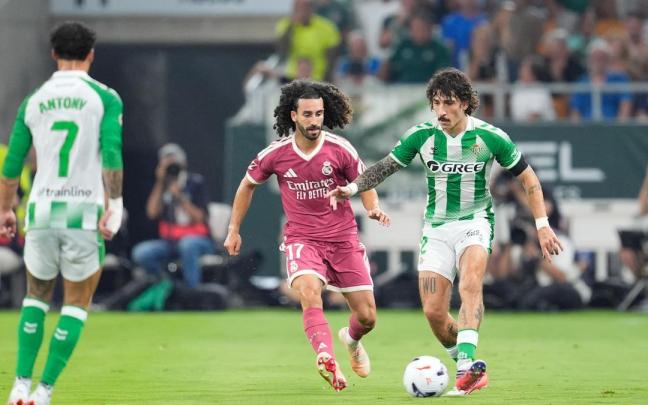 Héctor Bellerín conduce el balón ante Marc Cucurella.