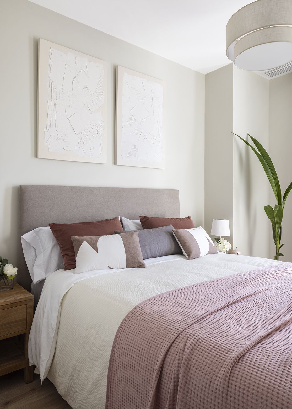 El dormitorio sigue la misma línea decorativa que el resto de la casa.