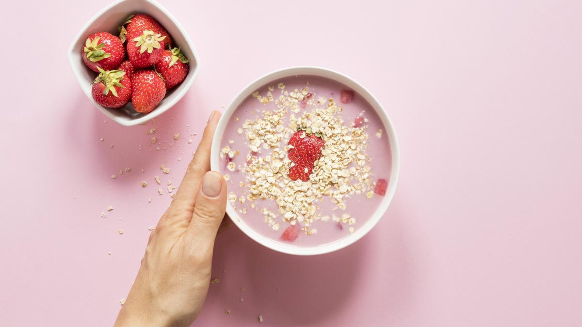 Yogur con avena y fresas, un desayuno sano y saciante.