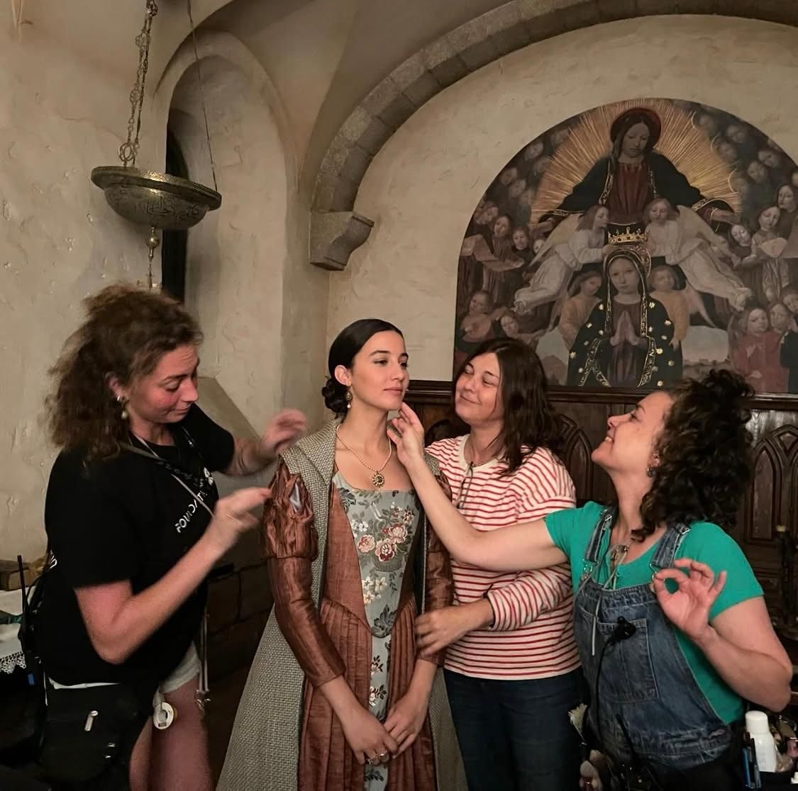 Amaia Aberasturi junto a varias integrantes del equipo de la serie 'Beguinas'.