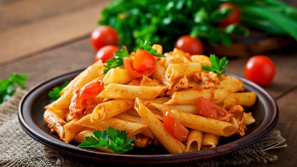 Pasta con salsa de tomate casera.