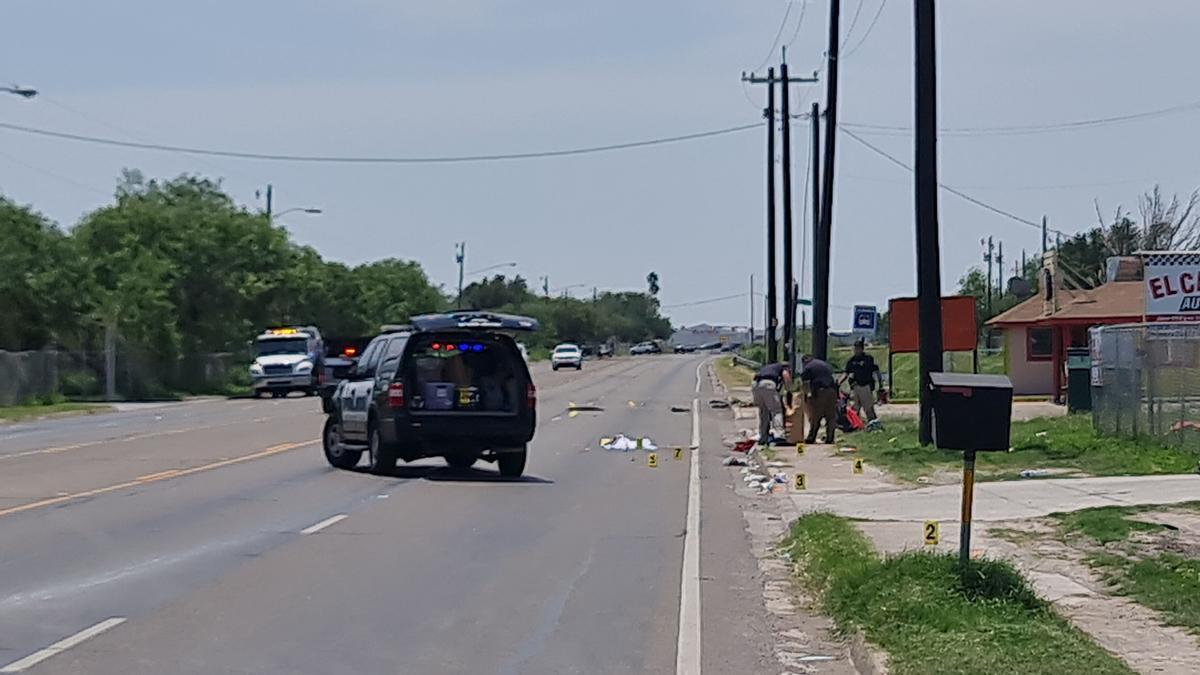 La policía recoge pruebas del lugar donde se produjo el atropello.