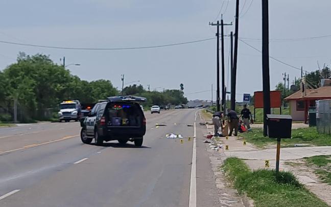 La policía recoge pruebas del lugar donde se produjo el atropello.